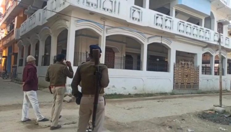 सीवान जिला परिषद के जिला अभियंता धनंजय मणि तिवारी के घर पर जांच करती निगरानी की टीम।