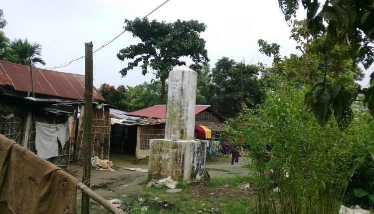 इंटरनेशनल बॉर्डर पर आंगन में खड़ा सीमा विभाजन का पिलर।