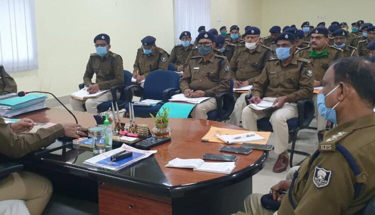 रोहतास में अधिकारियों के साथ बैठक में जमानत प्रक्रिया पर बात करते SP आशीष भारती।