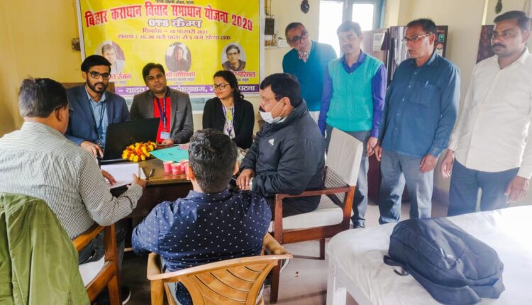 वाणिज्य कर विभाग की ओर से लगाये गए OTS कैंप में सहायक आयुक्त व अन्य पदाधिकारी।