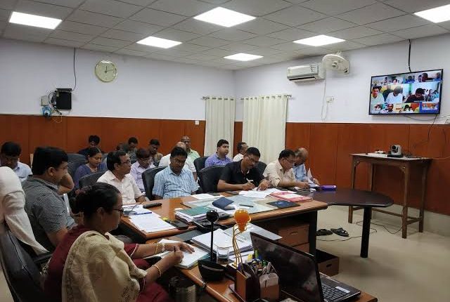 नल जल योजना को लेकर बैठक करते डीएम।