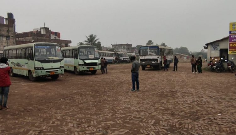 दरभंगा बस स्टैंड में खड़ी बसें।