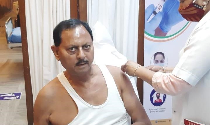 कोरोना का टीका लगवाते सांसद छेदी पासवान।