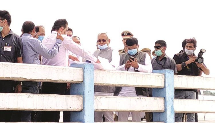 मोतिहारी में केसरिया के सतरघाट पुल का जायजा लेते सीएम नीतीश कुमार।
