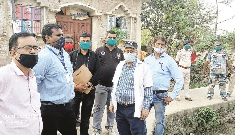 मुंगेर जिले में माइक्रो कंटेनमेंट जोन घोषित एक गांव में पहुंचे पदाधिकारी व स्वास्थ्यकर्मी।