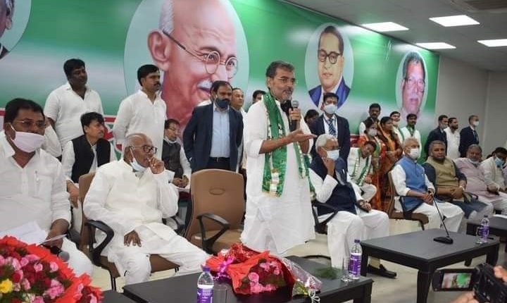 पार्टी विलय की घोषण करते उपेंद्र कुशवाहा व मंचासीन मुख्यमंत्री नीतीश कुमार व अन्य।