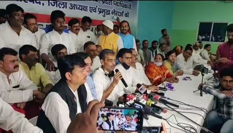 जदयू-रालोसपा मिलन के समय प्रेसवार्ता में अन्य नेताओं के साथ मालती सिंह।