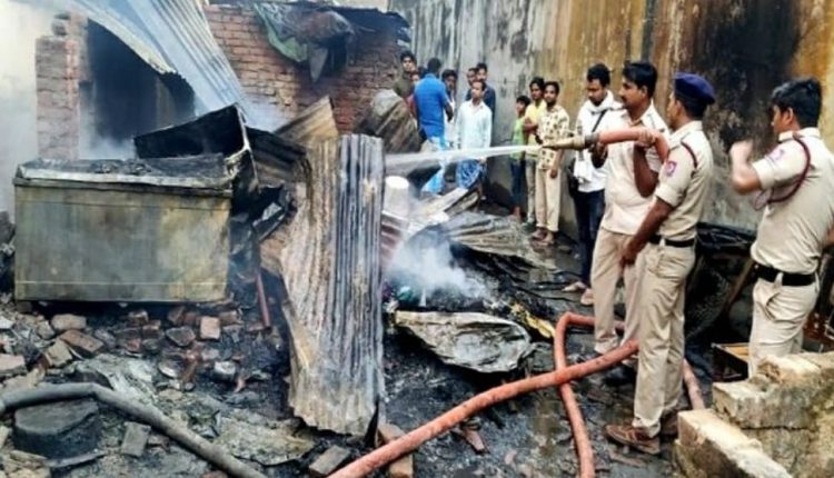 अगलगी के बाद बचे अवशेष तथा आग बुझााते अग्निशनम विभाग के कर्मचारी।