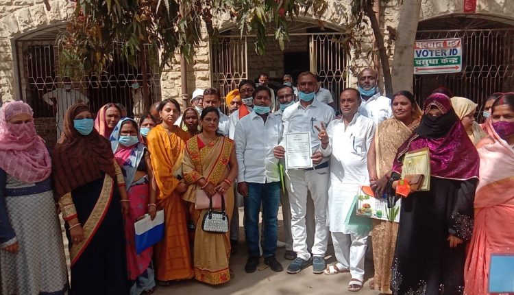 समर्थकों के साथ बिहारी कुमार।