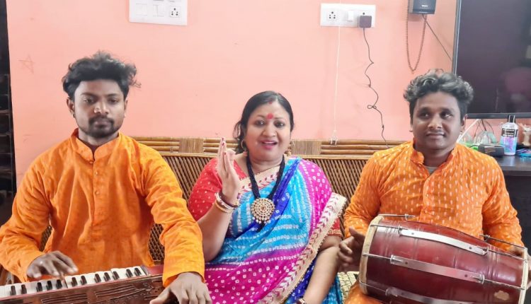 लोकगायिका विंध्यवासिनी देवी की जयंती पर कार्यक्रम पेश करतीं नीतू कुमारी नवगीत।