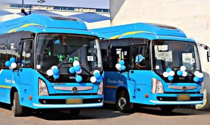 उद्घाटन के लिए तैयार इलेक्ट्रिक बसें।