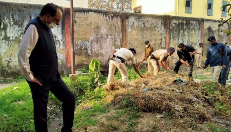 बेउर जेल में छापेमारी के दौरान डीएम चंद्रशेखर सिंह व तलाशी लेते जवान।