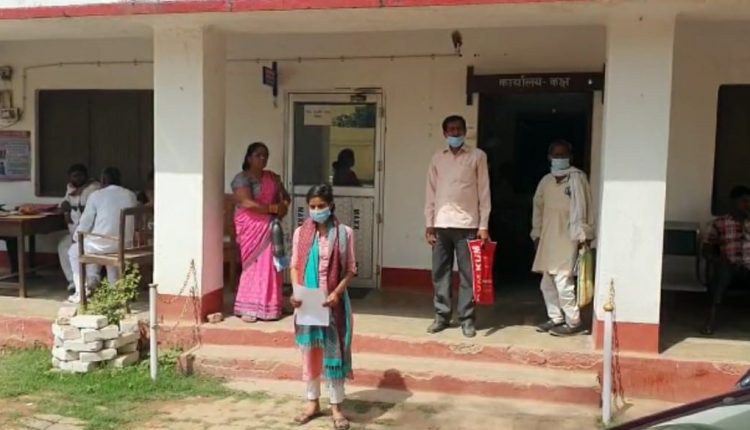 परिजनों के साथ थाने पहुंची पीड़िता।