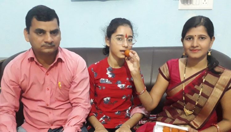 जेईई मेंस परीक्षा में सफल खुशी कुमारी को मिठाई खिलाते माता-पिता।