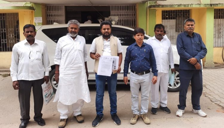 अशोक स्तंभ को स्थापित करने की मांग को लेकर डीएम को ज्ञपन देने जाते मौर्य शक्ति के सदस्य।