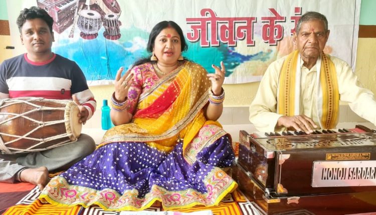 अंतरराष्ट्रीय वेबिनार में लोकगीत पेश करतीं नीतू कुमारी नवगीत।