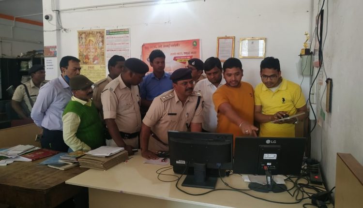 नवादा में बैंक लूट के बाद सीसीटीवी खंगालती पुलिस।