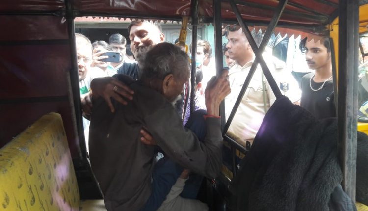 कमरे में कैद वृद्ध को निकालकर ले जाते लोग।