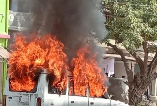 भोजपुर जिले के पवना में भीड़ के उपद्रव के दौरान जलती अंचलाधिकारी की गाड़ी।