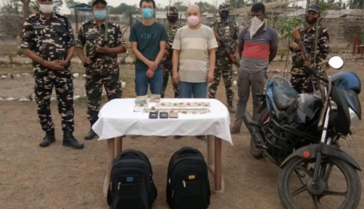 सीमा पर घुसपैठ की कोशिश में पकड़े गए चीनी नागरिक व उनका सहयोगी।