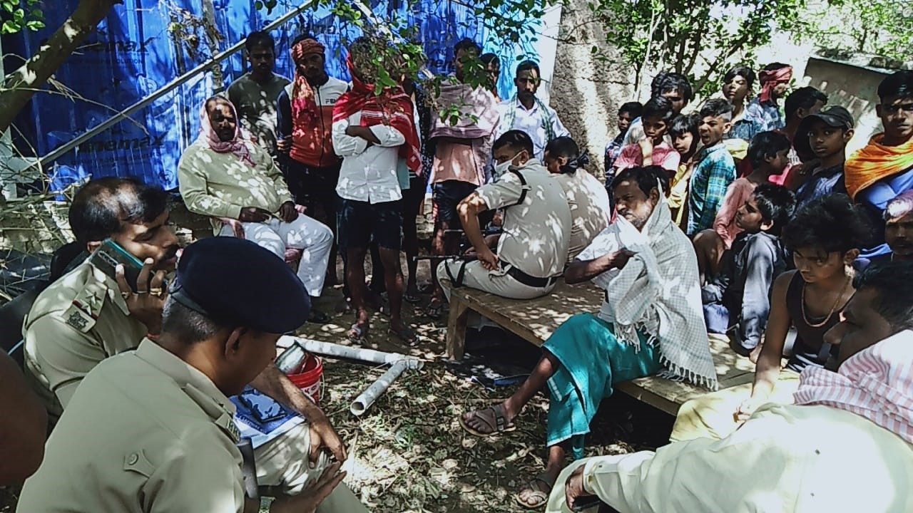 नल-जल योजना की टंकी धराशायी होने के बाद मौके पर पहुंची पुलिस।