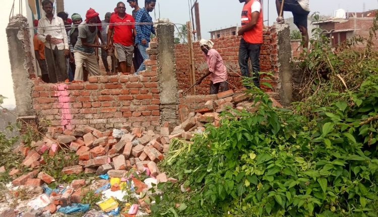 कॉलोनी की दीवार को जबरत तोड़ते अंसारी प्लॉट के लोग। फाइल फोटो