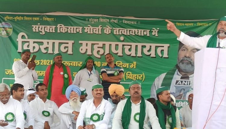 रोहतास जिले के करगहर में किसान महापंचायत को संबोधित करते राकेश टिकैत व अन्य किसान नेता।