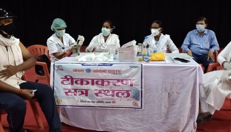 एसके मेमोरियल हॉल में कोरोना का टीका देने के लिए मौजूद स्वास्थ्यकर्मी।