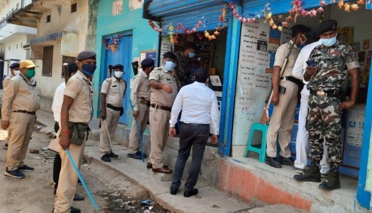 फर्जी वाहन पास बनाने वाले ठिकानों पर छापेमारी करती पुलिस व प्रशासन की टीम।