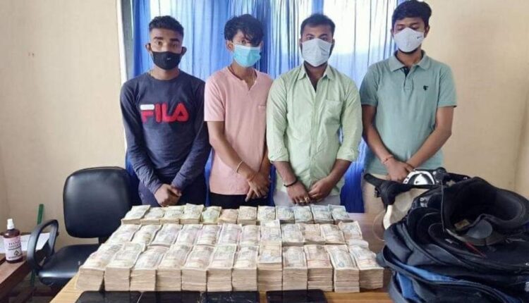 पुलिस की गिरफ्त में हवाला कारोबारी व जब्त रकम।