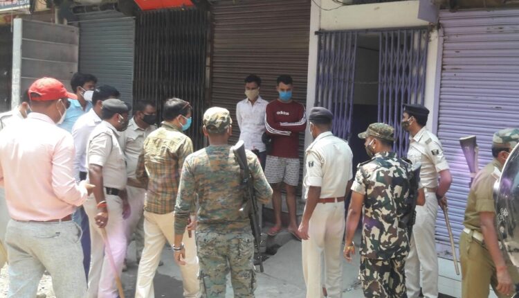 जोबनी बाजार में फायरिंग के बाद घटनास्थल पर पहुंची पुलिस।