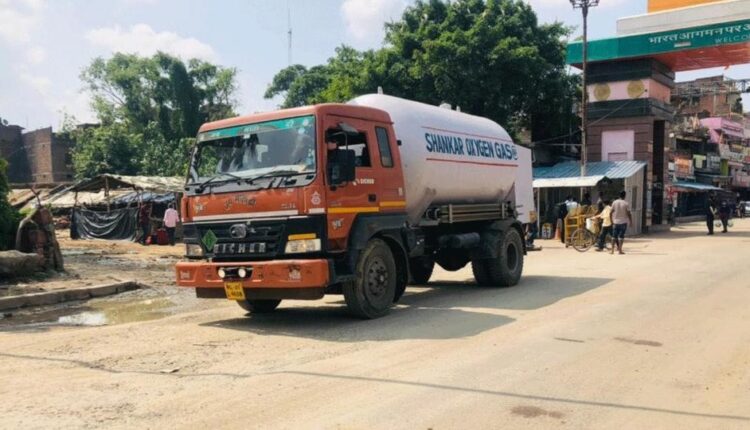 भारत से नेपाल पहुंची लिक्विड ऑक्सीजन की पहली खेप।