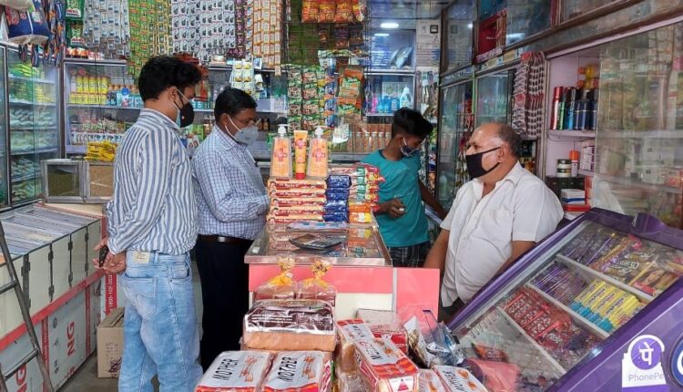 बाजार में उपभोक्ता वस्तुओं की कीमतों का मुआयना करने पहुंचे खाद्य आपूर्ति पदाधिकारी।