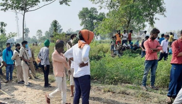 खेत में करंट से मवेशियों की मौत के बाद जुटी ग्रामीणों की भीड़।