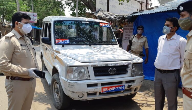 क्षेत्र भ्रमण के दौरान पुलिसकर्मियों को निर्देश देते रोहतास एसपी आशीष भारती।