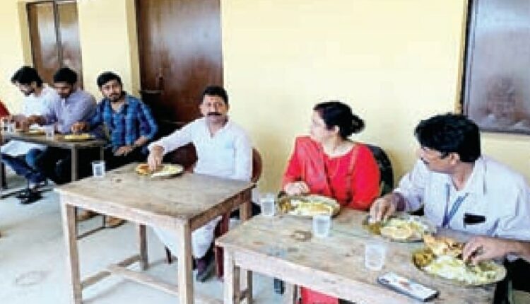 जमुई में सामुदायिक किचेन में भोजन करते विज्ञान एवं प्रौद्योगिकी मंत्री सुमित कुमार सिंह।