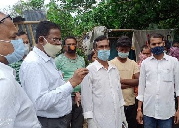 कोरोना वैक्सीन लेने के बाद हुई मौत की जांच करने पहृुंचे स्वास्थ्य विभाग के पदाधिकारी।