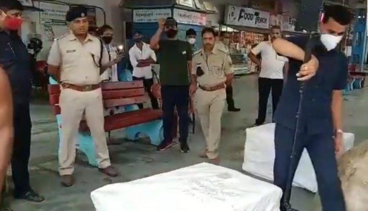 पिक-पिक की आवाज कर रहे पार्सल की जांच करता बम निरोधक दस्ता।