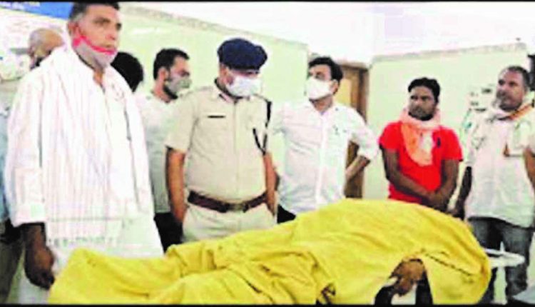 पूर्व सांसद अश्वमेध देवी के भाई सुनील कुमार का शव देखते पुलिस अफसर व अन्य।