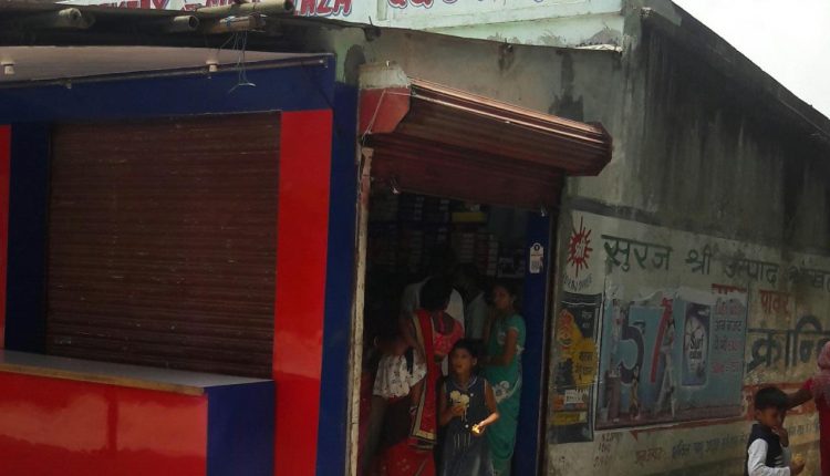 लॉकडाउन : शुक्रवार को खुली कपड़े की दुकान पर पहुंचे ग्राहक।