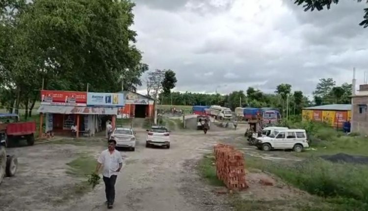 अररिया जिले का ईंट भट्ठा, जहां अनलोड हो रहा था तस्करी का सेब।