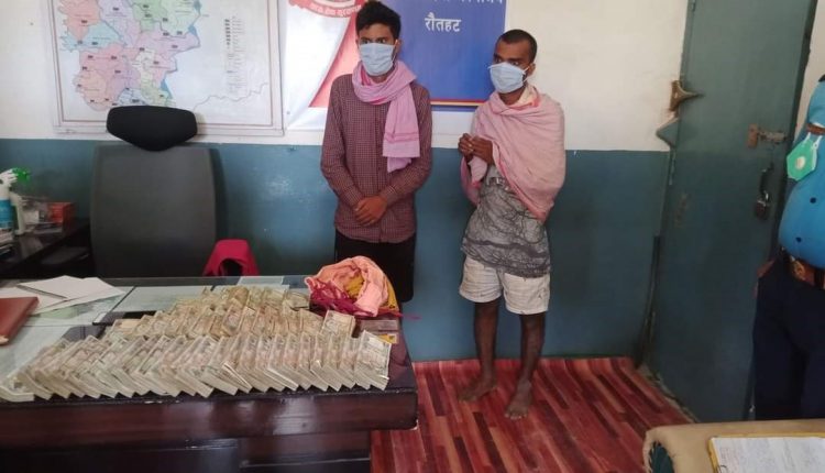 भारत-नेपाल सीमा पर 30 लाख रुपये के साथ पकड़े गए हवाला कारोबारी।
