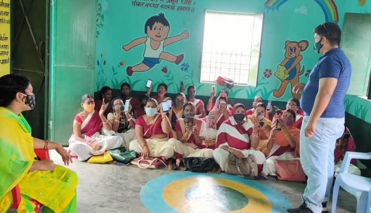 आंगनबाड़ी कर्मियों को पौष्टिक लड्‌डू बनाने की विधि सिखाते प्रशिक्षक।