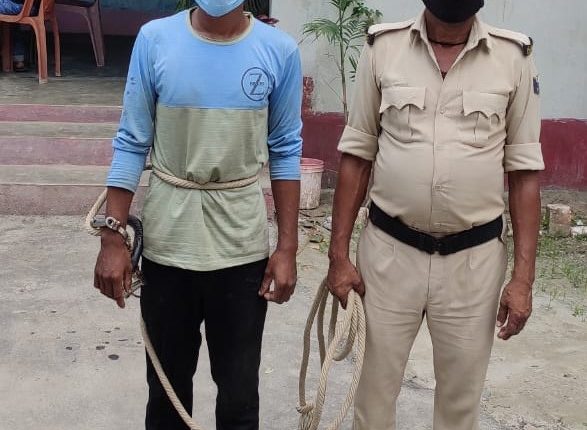 पुलिस की गिरफ्त में वाहन चोर गिरोह का सरगना।