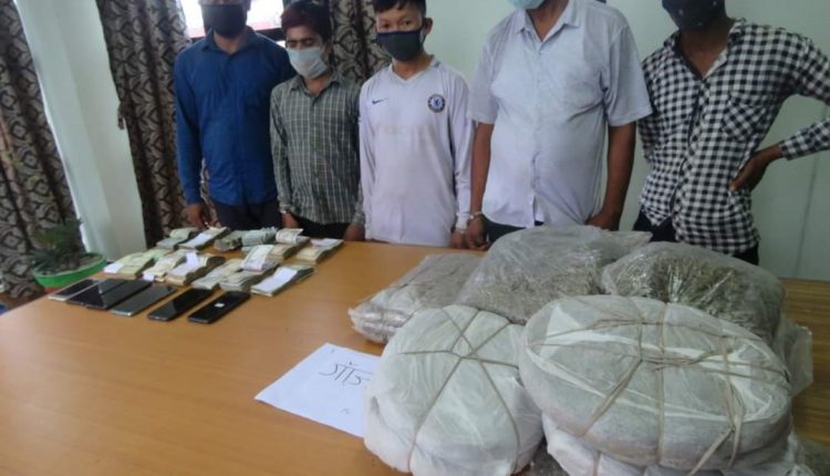 भारत-नेपाल सीमा पर छापेमारी में पकड़ी गयी गांजा की खेप व गांजा तस्करी में गिरफ्तार युवक।