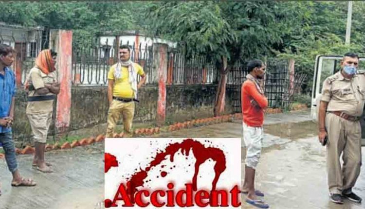 सासाराम सदर अस्पताल में मृतकों के पोस्टमार्टम के दौरान इंतजार करते परिवार के लोग।