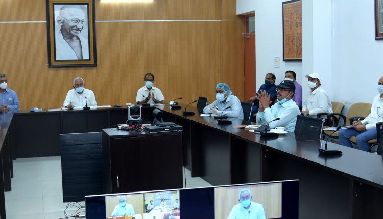 उद्योग को बढ़ावा देने के लिए उद्यमी योजनाओं का शुभारंभ करते मुख्यमंत्री नीतीश कुमार।