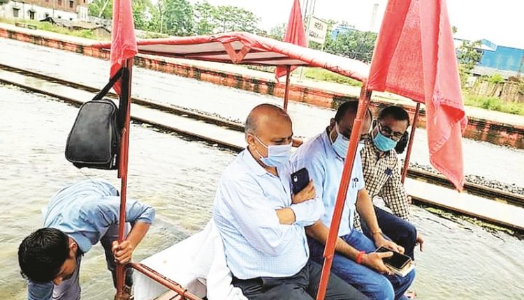 पानी से भरे रेलवे ट्रैक का निरीक्षण करते एडीआरएम व अन्य रेल अधिकारी।