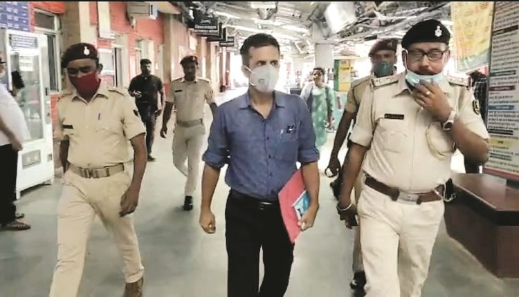 दरभंगा में पार्सल विस्फोट की जांच के क्रम में पहुंचे NIA के अधिकारी व सुरक्षा बल।