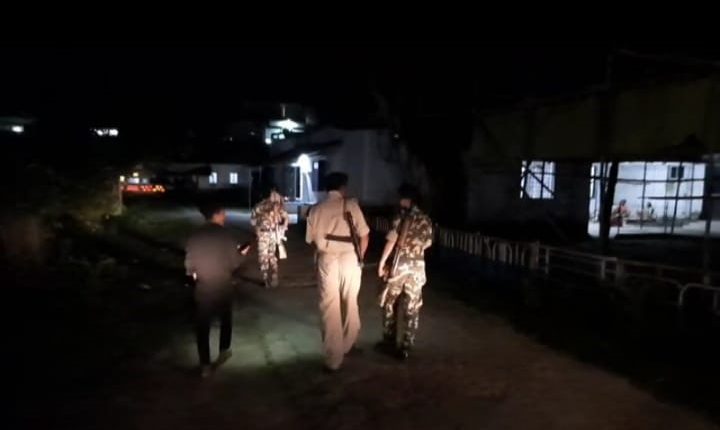 अररिया सदर अस्पताल के पास जिश्मफरोशी की सूचना मिलने पर अस्पताल में दबिश देती नगर थाने की पुलिस।